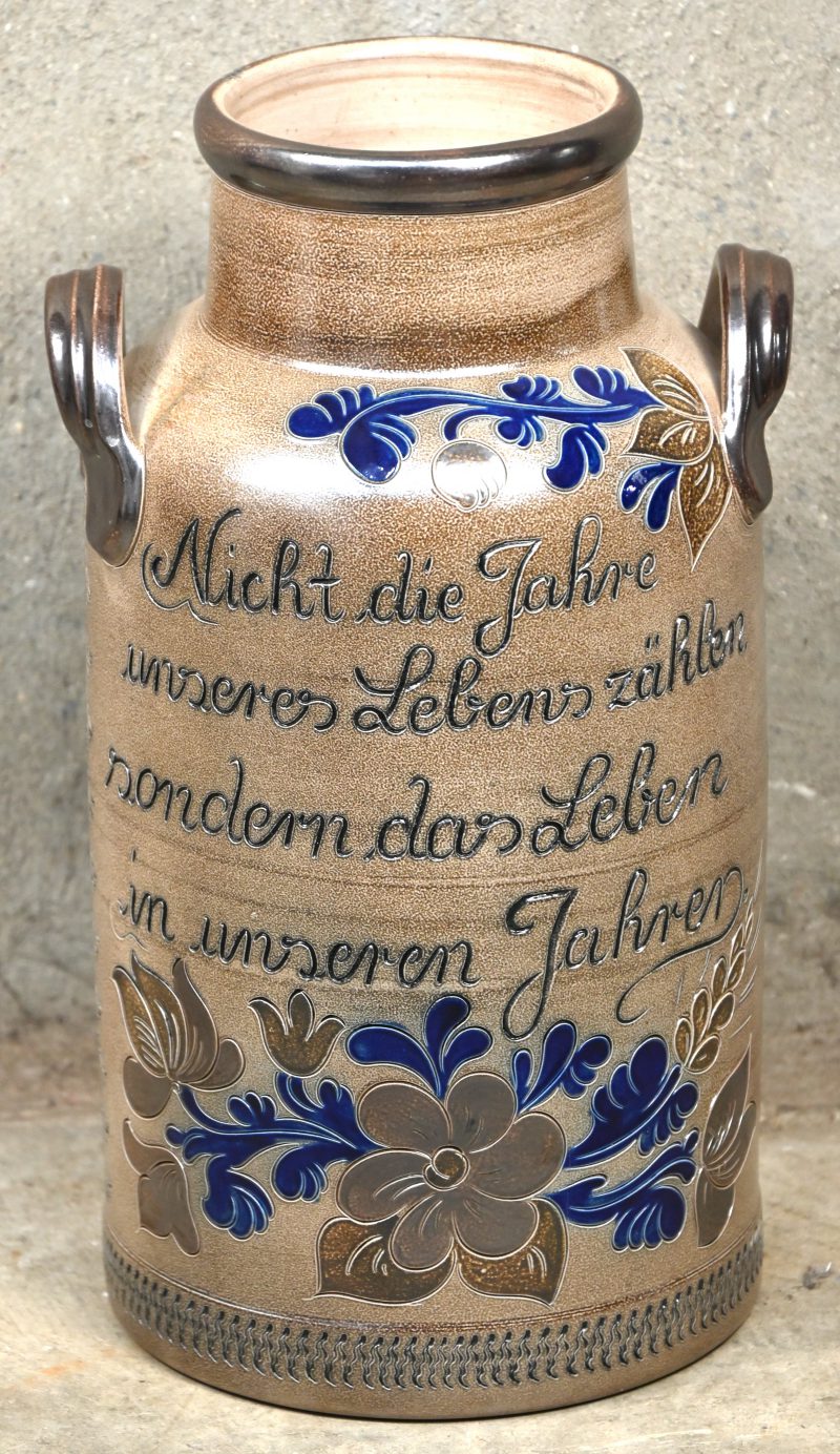 Een aardewerken Westerwald paraplubak met opschrift.