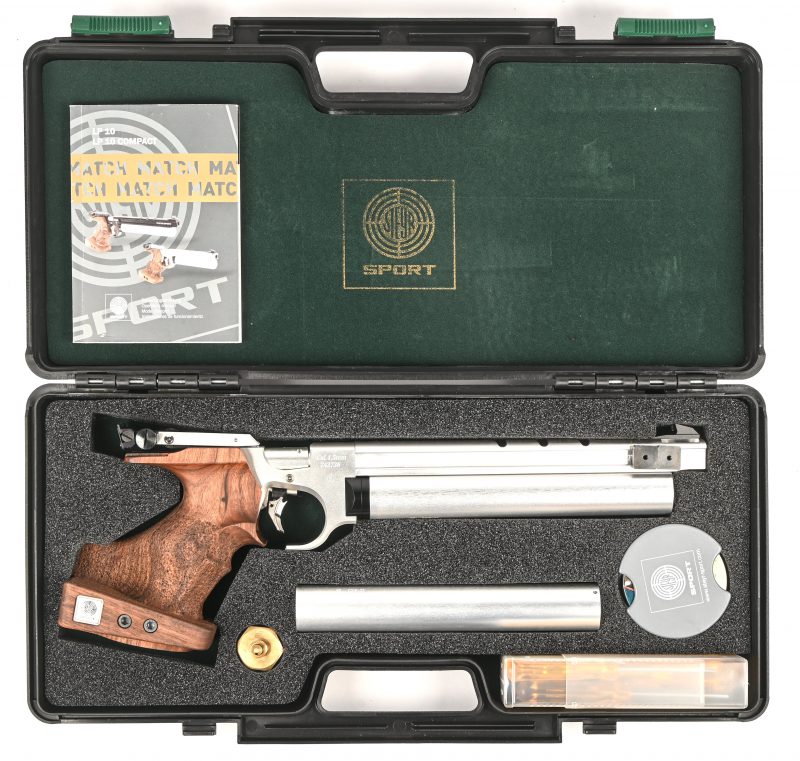 Een Steyr LP-10 luchtdrukpistool in koffer. Met extra gastank, een setje gereedschap en loodjes.