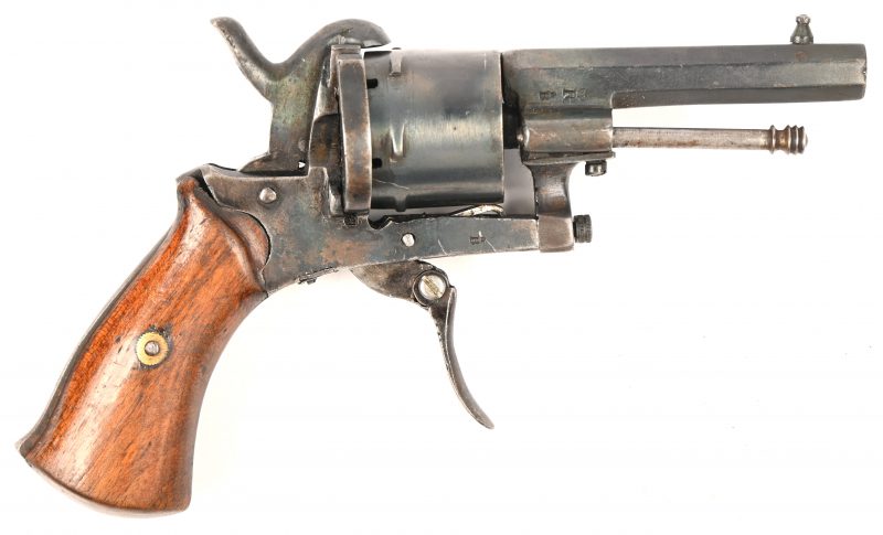 Een zesschots revolver voor penvuursysteem, met houten kolf. Met een werkend spanmechaniek. Gemerkt met Luikse fabrieksmerken. Vervaardigd ca. 1890.