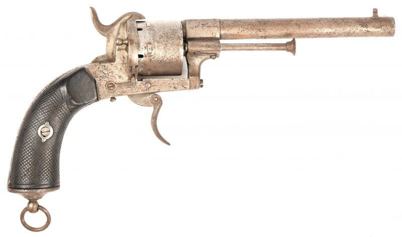Een zesschots revolver voor penvuursysteem, kaliber 9mm, met houten kolf. Met een werkend spanmechaniek. Vervaardigd 2e helft 19e eeuw.