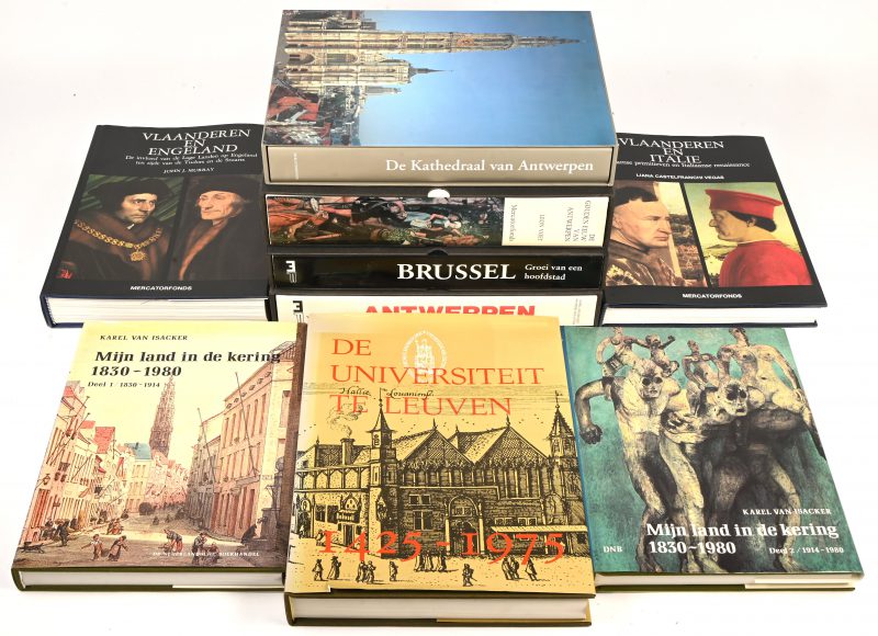 Een lot van 9 boeken over België waaronder van het Mercatorfonds: De Kathedraal van Antwerpen, Vlaanderen en Engeland, Vlaanderen en Italië, De gouden eeuw van Antwerpen, Brussel en Antwerpen. Toegevoegd 2 x mijn land in de kering en de universiteit te Leuven.