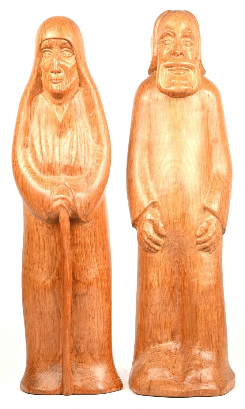 “Koppel op leeftijd”, een set van 2 massief eiken gesculpteerde beelden, onderaan gesigneerd J. Kets en gedateerd sept. 1974 en april 1975.