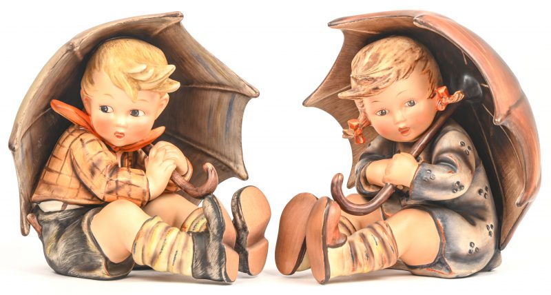 “Umbrella Boy & Girl”, een set van 2 Hummeltjes, 152 A (1960-1972) en 152 B (1964 - 1972). Betreft de grote uitvoering (20 cm hoog).
