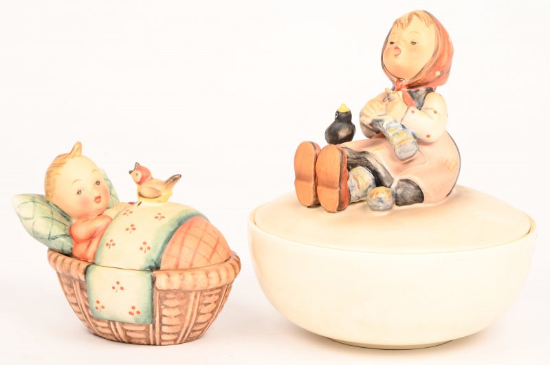 “Happy Pastime & Cradle Boy”, een lot van 2 Hummel bonbonnières, 1960-1963 en 1950 - 1959.