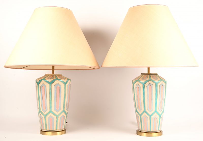 Een set van 2 porseleinen lampvoeten, circa 1990, met pastelkleurige patronen, op messing sokkel.