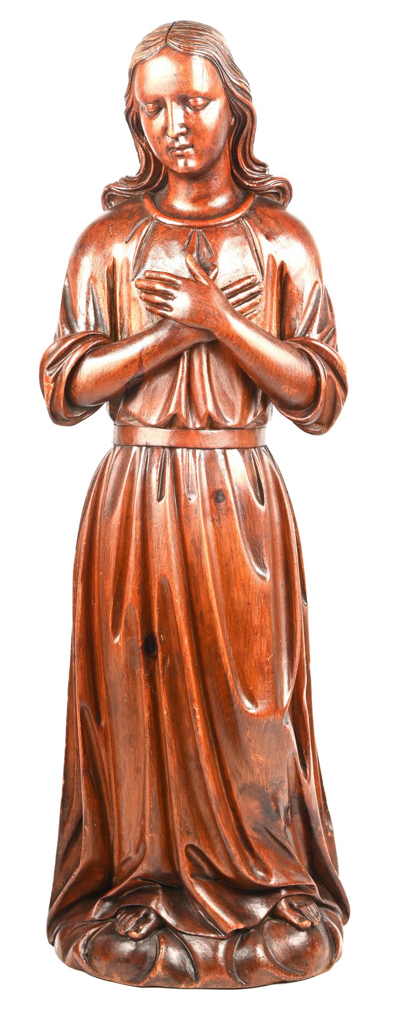 Een gesculpteerd houten beeld van een vrome dame. Niet gesigneerd.