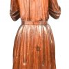 Een gesculpteerd houten beeld van een vrome dame. Niet gesigneerd.