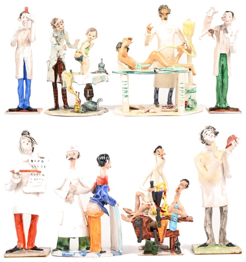 Een lot van 8 meerkleurige doktersbeeldjes van Italiaans aardewerk. Sommige met kleine schade.