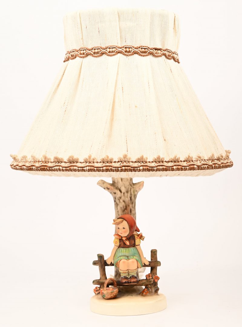 “Just resting”, een porseleinen tafellampje, Goebel, Hummel, nr 225/1, periode 1990 - 1999.
