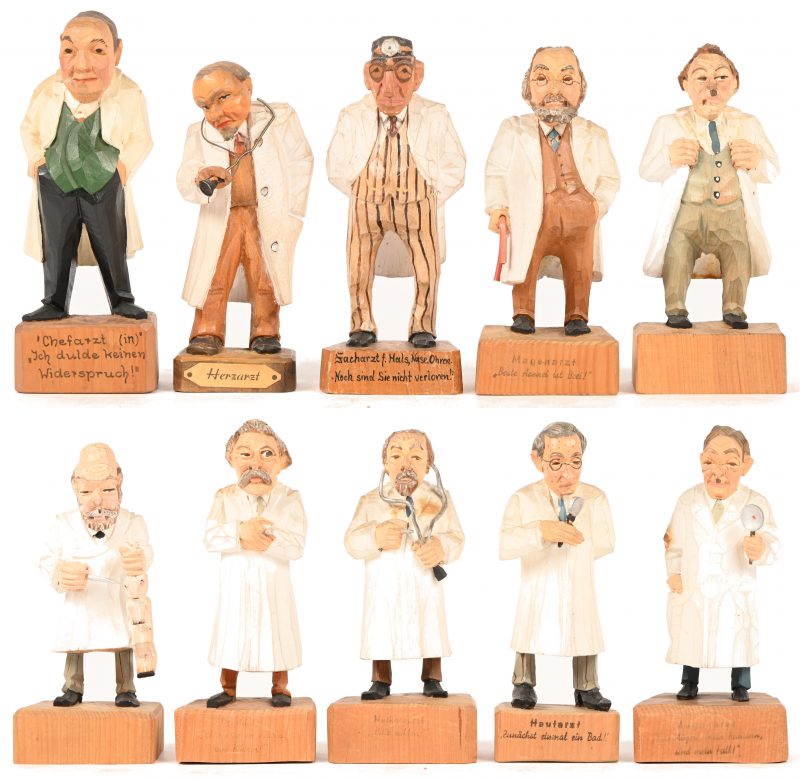 Een lot van tien houten beeldjes van artsen. Jaschke figuren, Duitsland.