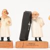 Een lot van tien doktersbeeldjes van hout, kunststof, aardewerk en porselein.