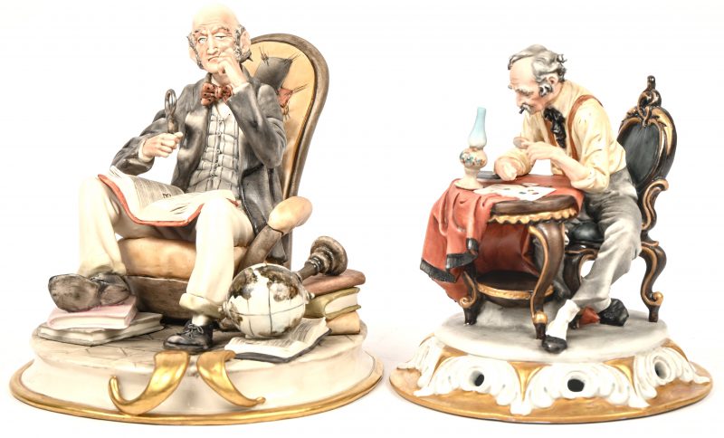 Een set van twee Capodimonte beeldjes met filatelie als onderwerp. Het kleinste beeldje is getekend; Tyche “Bruno”.