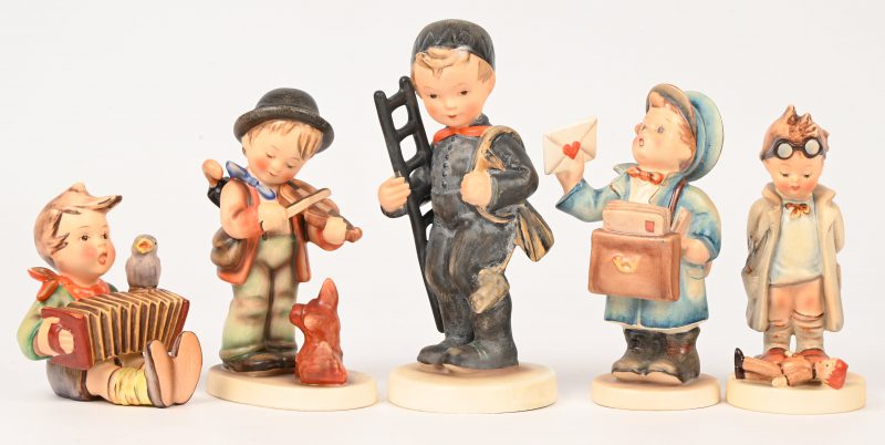 Een lot van vijf Hummeltjes. Harmonicaspeler 110/0, vioolspeler met hond, de poppendokter 127, postbode met liefdesbrief 119 en de schoorsteenveger 12/1. Met merken van de jaren 50.