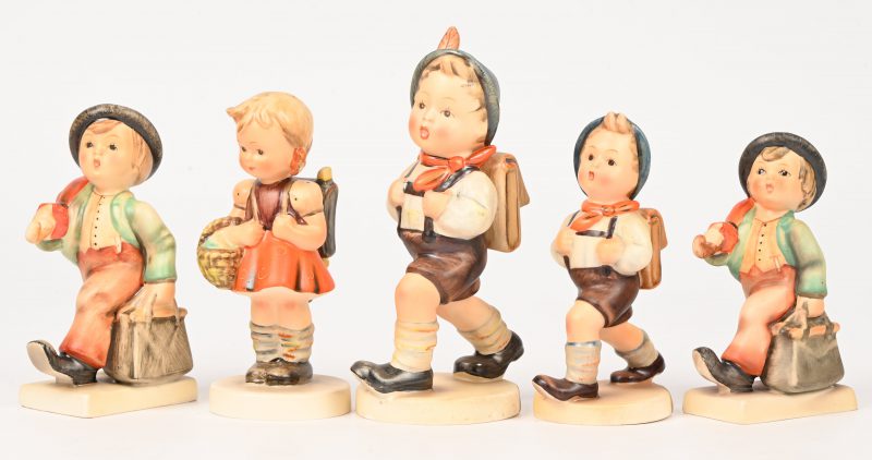Een lot van vijf Hummeltjes. Twee maal 11 2/0 (1957 en 1960-72), twee maal 82/0 (1957, verschillende formaten) en 81 2/0 (1960-63).