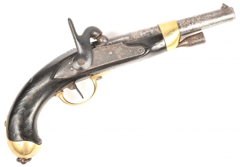 Een Frans percussiepistool bestemd voor de cavalerie en marine. Model 1822, vermoedelijk geproduceerd medio 19e eeuw. Dit pistool is gemaakt als percussiepistool en is geen ombouw van een vuursteenslot.