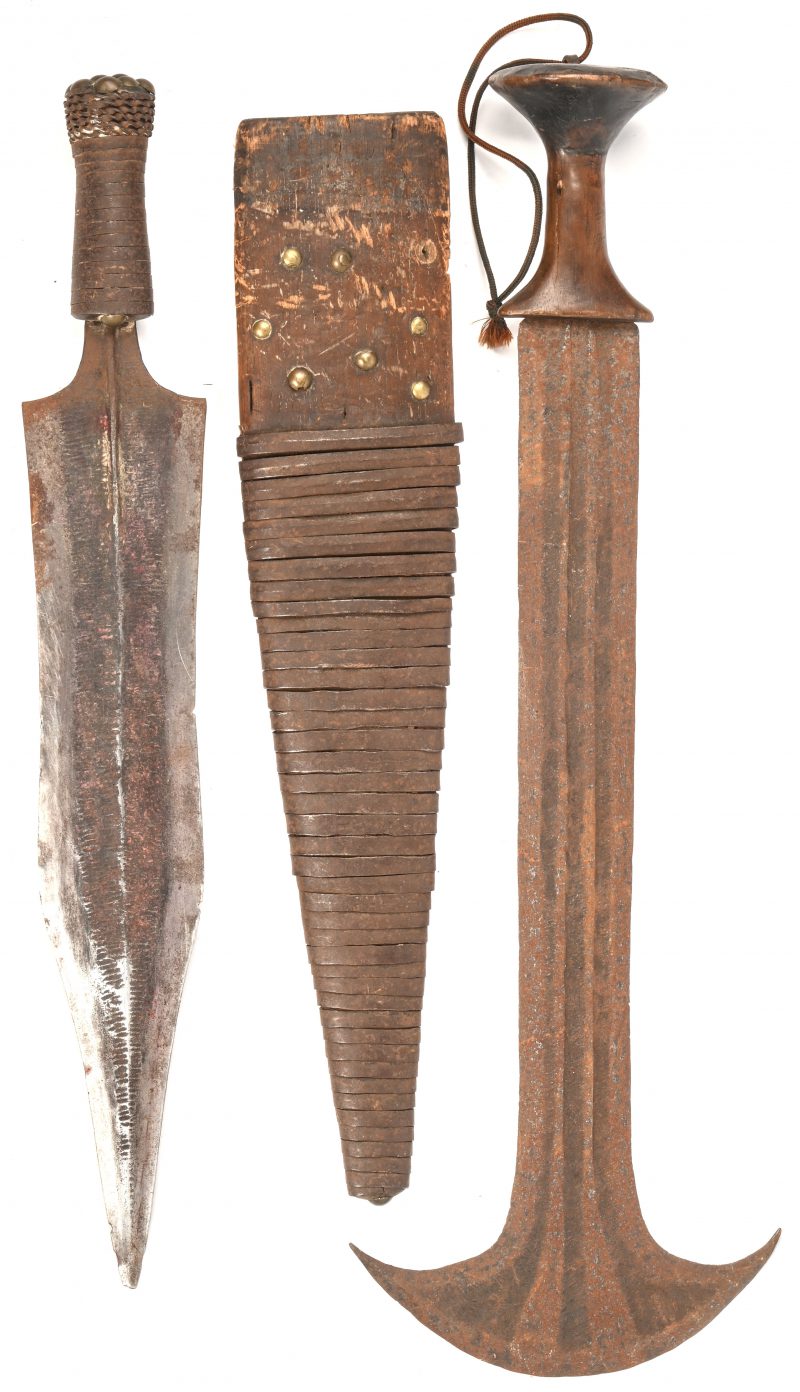 Een lot van twee Afrikaanse wapens, bestaande uit een ceremoniële dolk en een Konda machette.