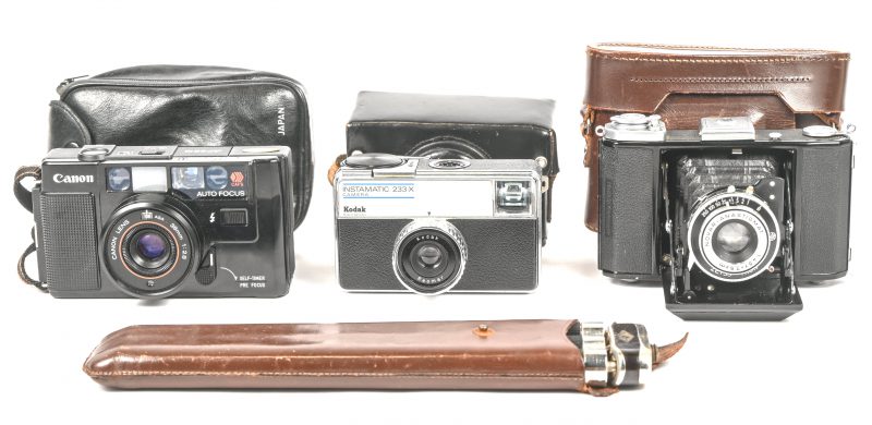Een lot van drie analoge fototoestellen. Canon AF35M, Kodak INSTAMATIC 233-X en een Zeiss Ikon Ikonta 521/16.