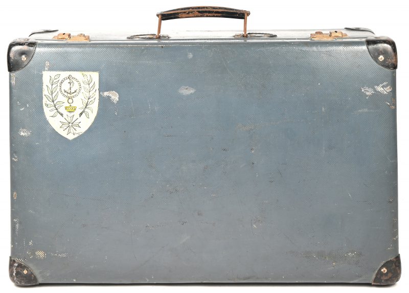 Een petroleumblauw vintage reiskoffertje, binnenin bekleed met pin-ups.