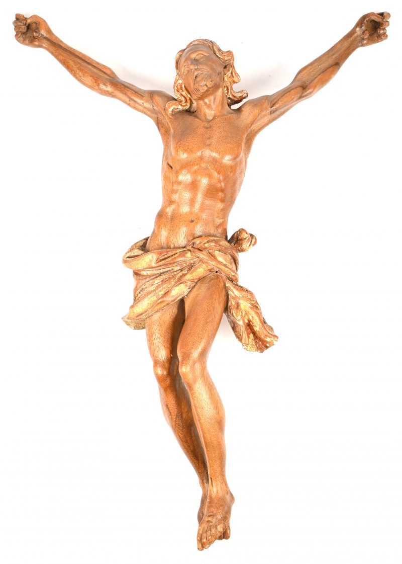 Een massief gesculpteerde houten 19e eeuwse corpus met resten van een polychrome beschildering. Met herstelling aan de linkervoet.