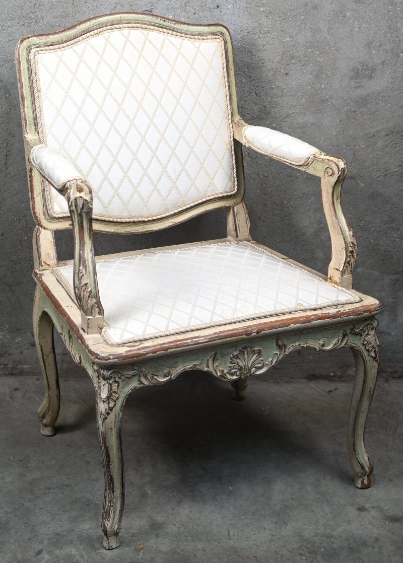 Een antieke armstoel stijl Louis XV, heropgemaakt en gepatineerd in gebroken wit en pistache groen.