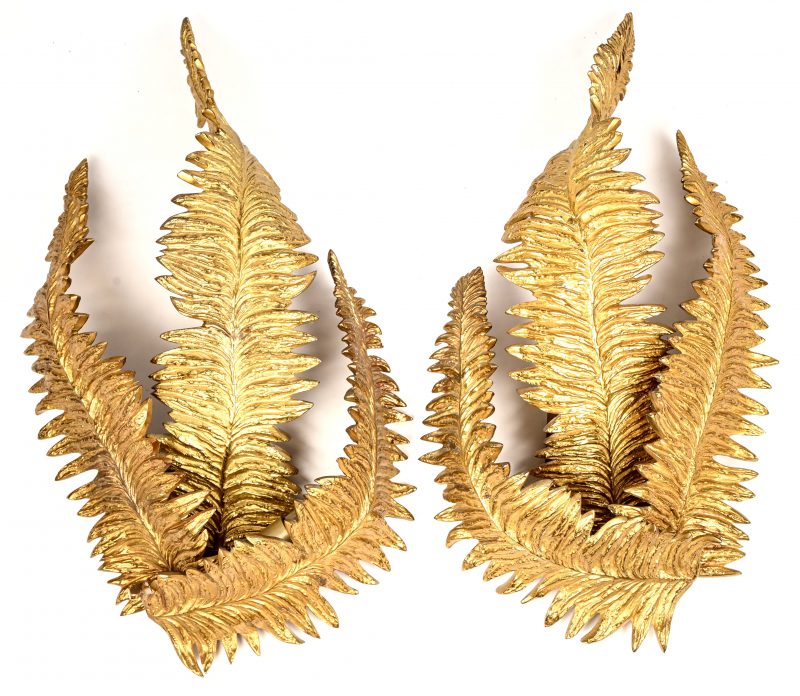 “Vent Fougères”, een paar verguld bronzen wandlampen. Gemerkt; Charles, made in France.
