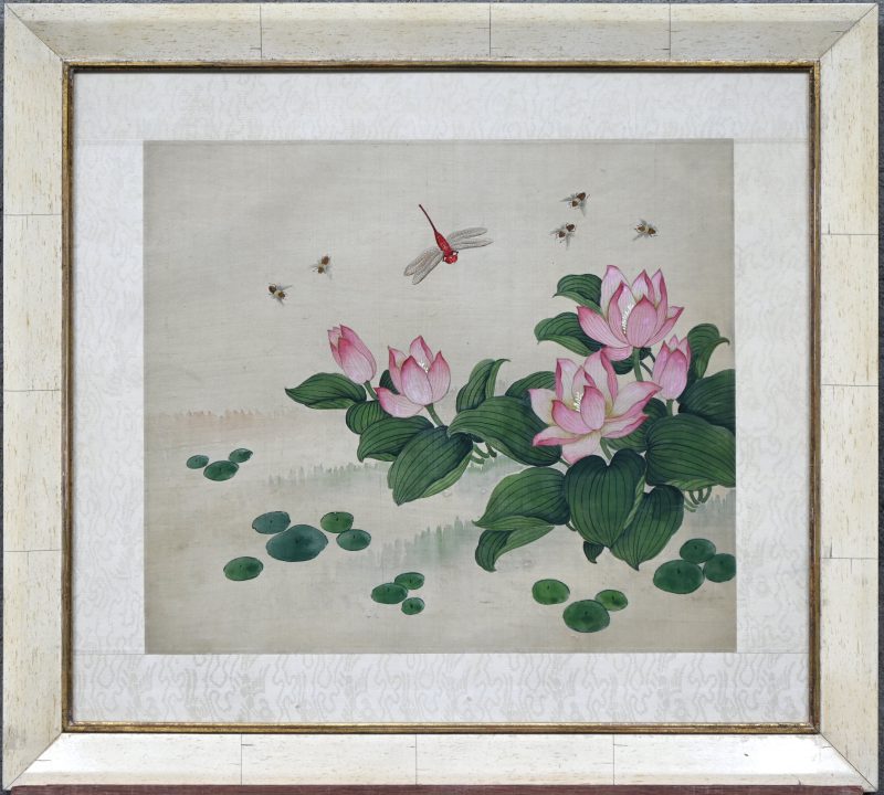 Een Japans schilderijtje op zijde, waterlelies en insecten. De lijst is ivoorimitatie.