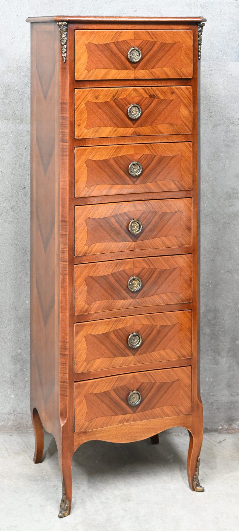 Een ladenkast met zeven laden in Engelse stijl, met bronzen beslag.