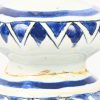 Een set octagonale dekselvazen van blauw-wit geglazuurd aardewerk. Getekend met de initialen H.V. Bij één vaas is de dekselknop gelijmd.
