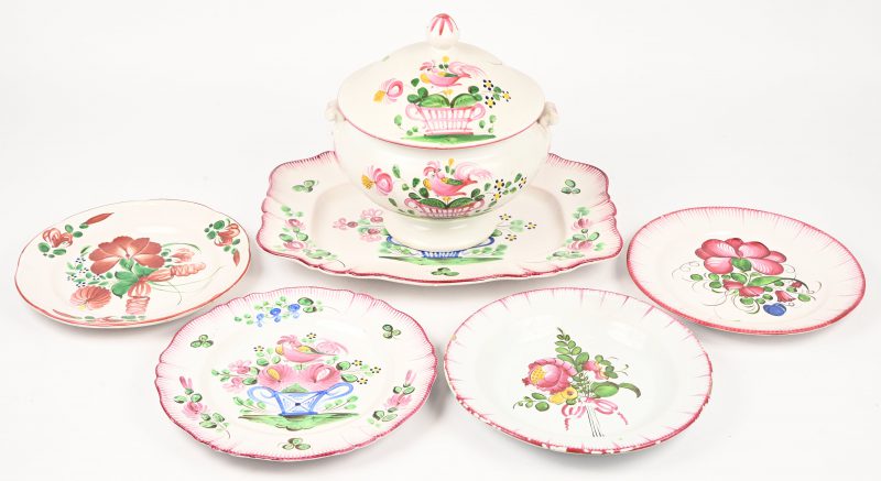 Een lot porselein met Strasbourg decor bestaande uit vier borden, een schotel een een terrine met deksel. Het deksel is gelijmd