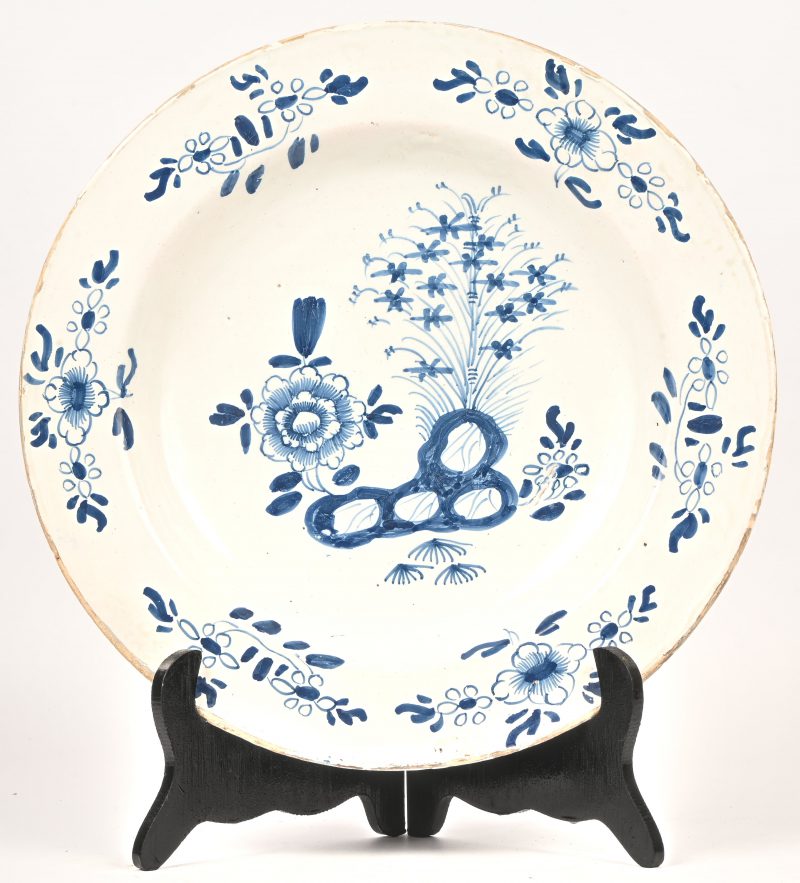 Een 18e eeuws sierbord van blauw-wit geglazuurd aardewerk.