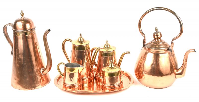 Een lot koperen voorwerpen bestaande uit een koffieset op dienblad en een roodkoperen koffiekan en waterketel.