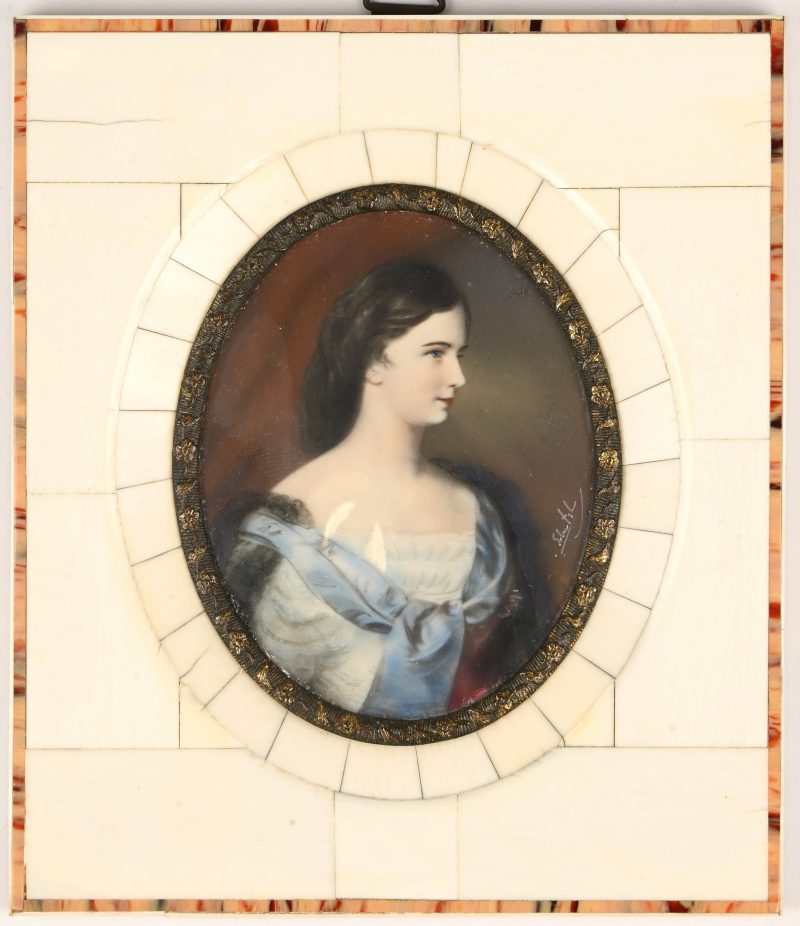 ‘Sissi’, een ovaal miniatuurtje, litho met opgehoogde delen. In een benen kadertje.