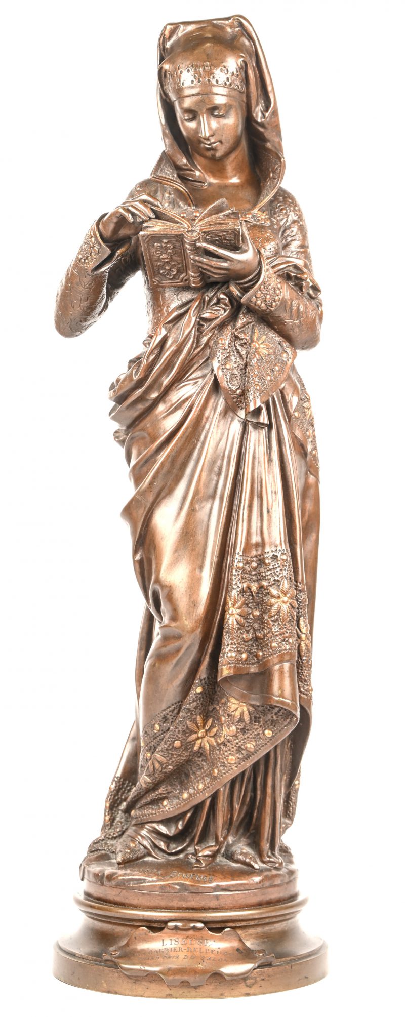 ‘Liseuse’, een gepatineerd bronzen beeld van een lezende Bourgondische vrouw. Draagt de handtekening; A. Carrier Belleuse.
