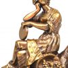 ‘Zittende Bacchante met tamboerijn’, een bronzen beeldje op marmeren voet. Niet getekend, draagt achteraan het nr. 5657.