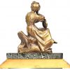 ‘Zittende Bacchante met tamboerijn’, een bronzen beeldje op marmeren voet. Niet getekend, draagt achteraan het nr. 5657.