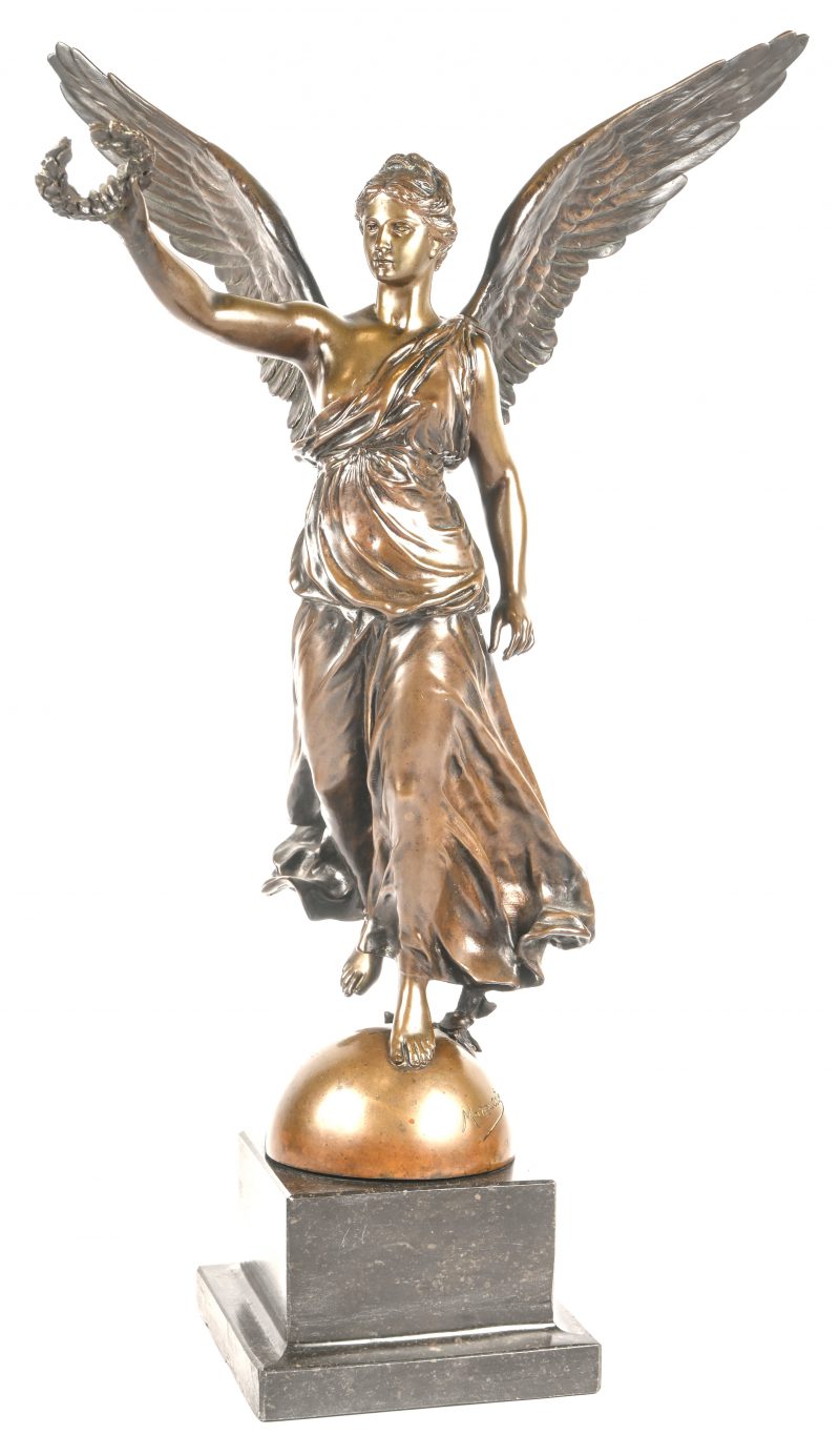 ‘La Victoire Ailée’ een gepatineerd bronzen beeld op zwart marmeren basis. Getekend; Marqueste. Draagt achteraan de naam; F. Barbedienne, fondeur.