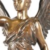 ‘La Victoire Ailée’ een gepatineerd bronzen beeld op zwart marmeren basis. Getekend; Marqueste. Draagt achteraan de naam; F. Barbedienne, fondeur.