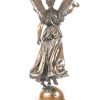 ‘La Victoire Ailée’ een gepatineerd bronzen beeld op zwart marmeren basis. Getekend; Marqueste. Draagt achteraan de naam; F. Barbedienne, fondeur.