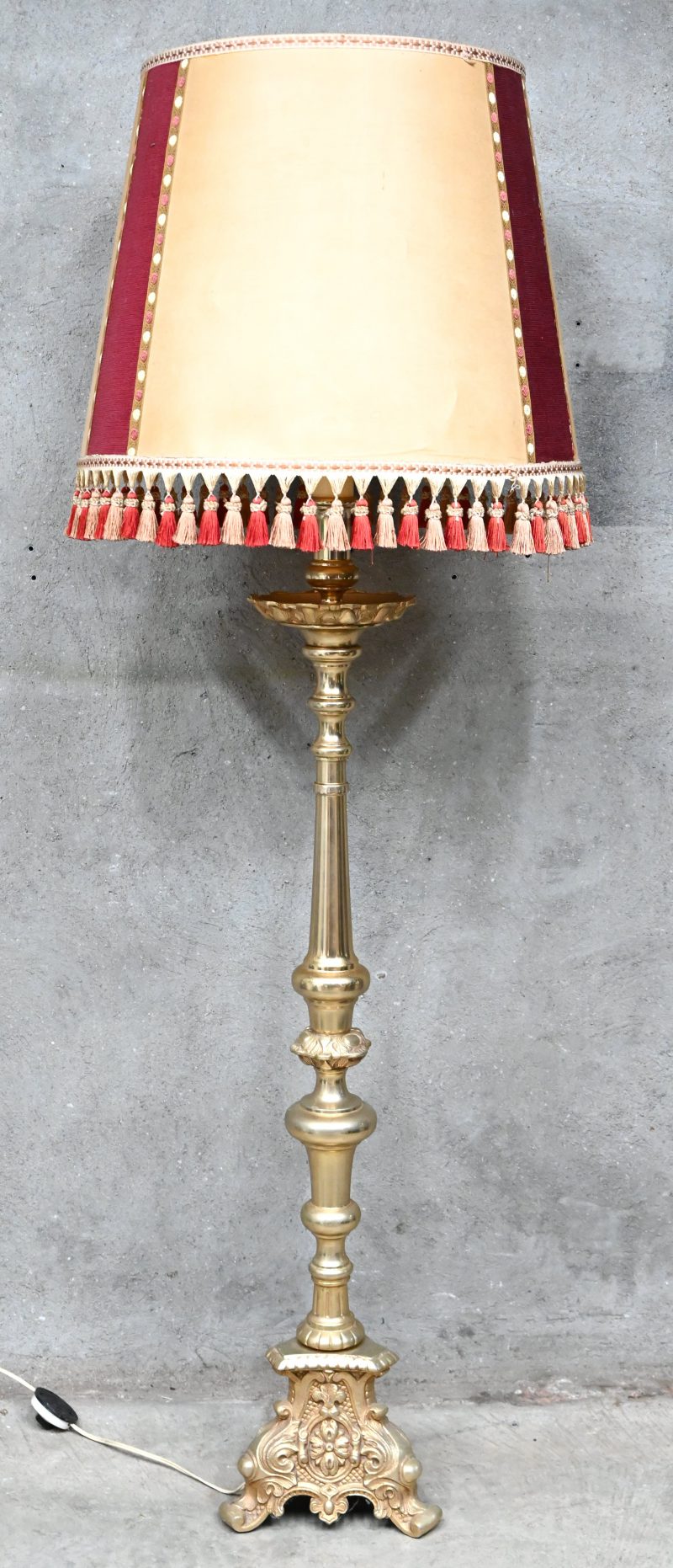 Een verguld metalen kamerlamp met stoffen kap. 20ste eeuw.