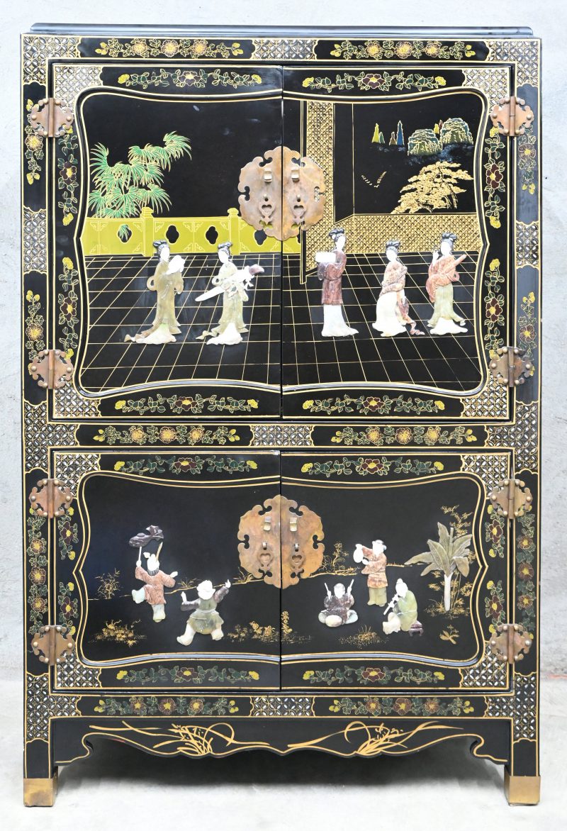 Een Chinese kast met 4 deuren, omgebouwd tot TV-kast, met traditioneel decor in speksteen en accenten in parelmoer. 20ste eeuws.