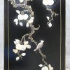 Een Chinese kast met 4 deuren, omgebouwd tot TV-kast, met traditioneel decor in speksteen en accenten in parelmoer. 20ste eeuws.