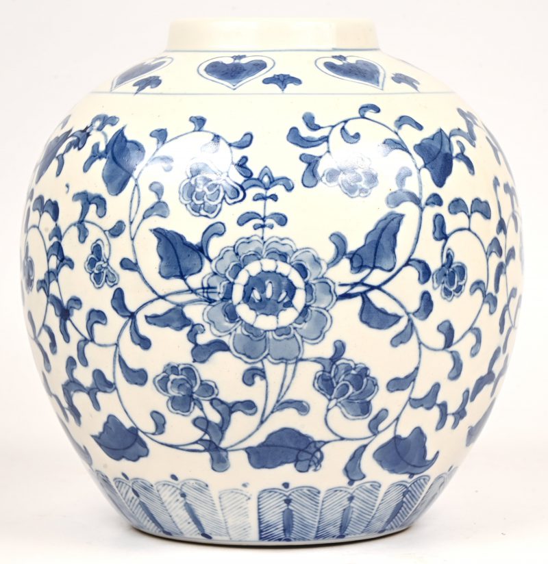 Een Chinees porseleinen bolvormige vaas met abstract floraal decor.