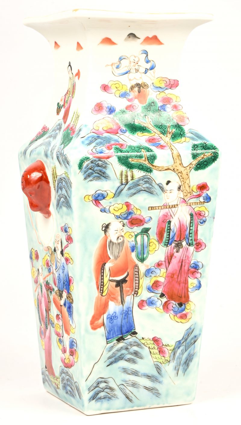 Een Chinees porseleinen rechthoekige vaas met decor van figuren.