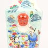 Een Chinees porseleinen rechthoekige vaas met decor van figuren.