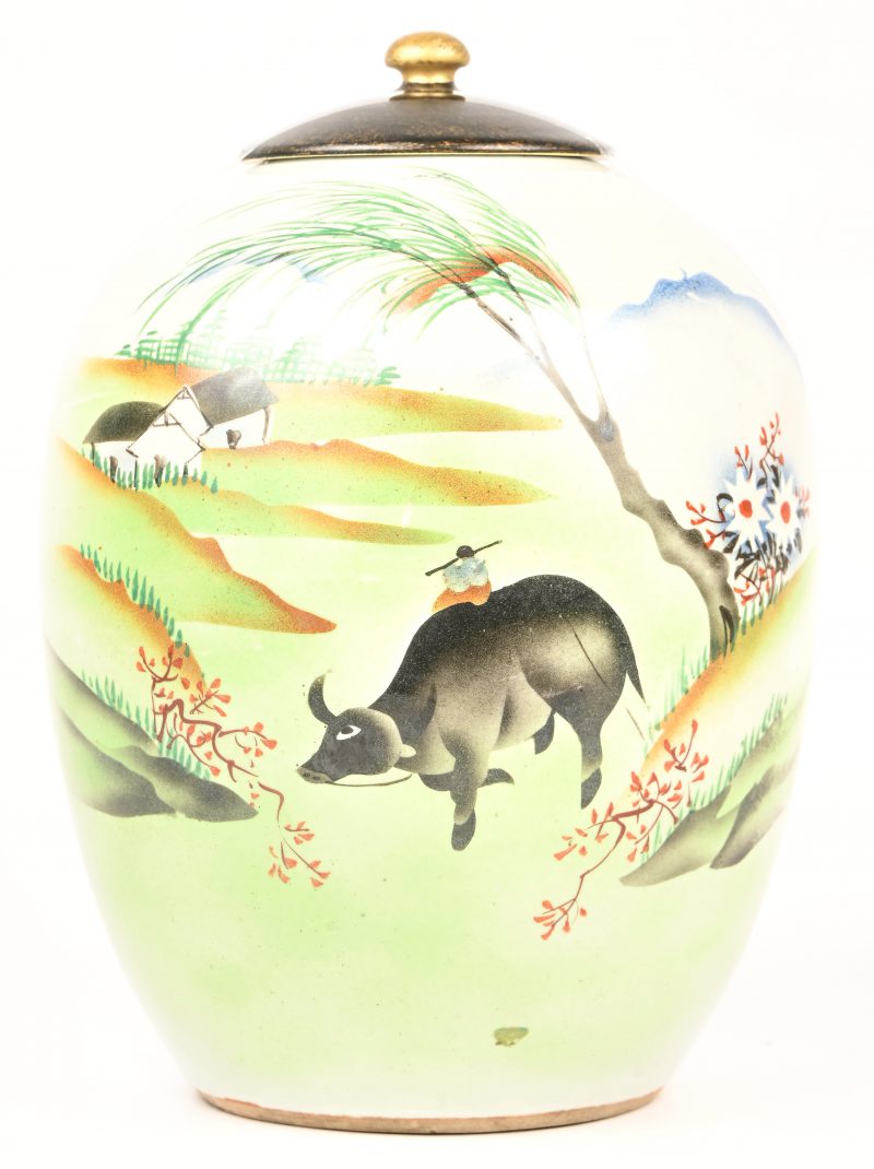 Een Chinees porseleinen gemberpot met decor van os.