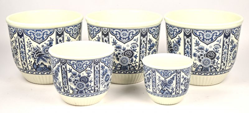 Een lot van 5 blauw-witte aardewerken cache-pots. Onderaan gemerkt. “Boch, made for Royal Sphinx, Delfts”.