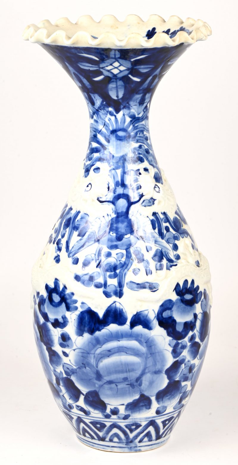 Een kraagvaas van blauw-wit geglazuurd aardewerk, met twee draken in het decor. Niet gemerkt.