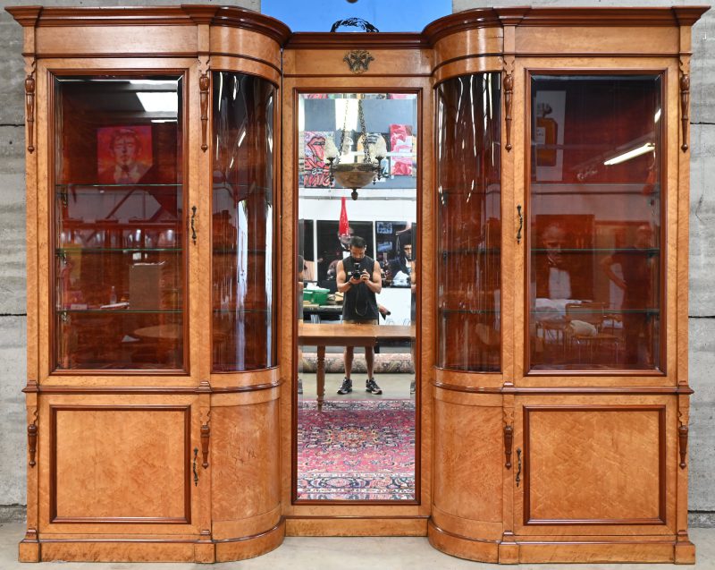 Een Engelse wand/vitrine-kast met centrale spiegel en afgeronde delen.