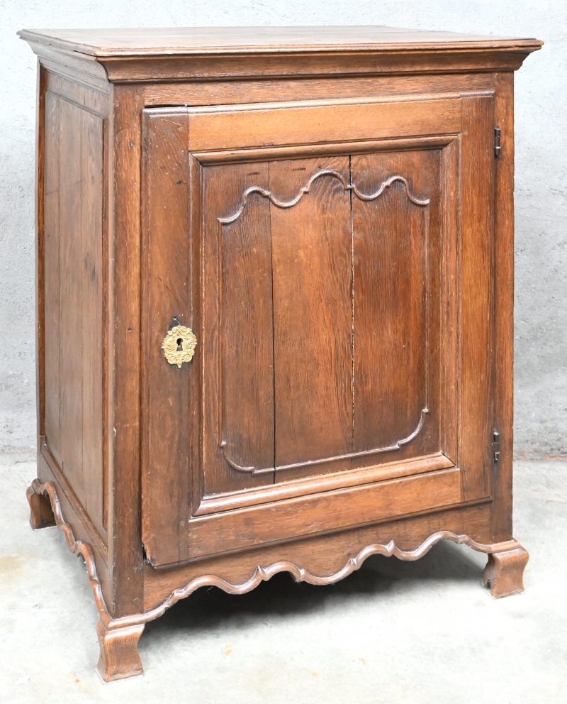 Een 19e eeuws massief eikenhouten ééndeurskastje.