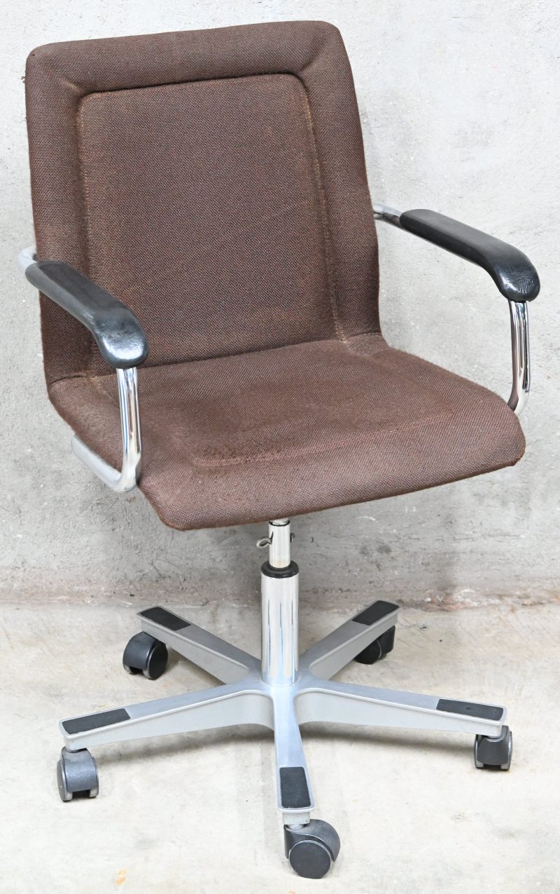 Een vintage Bulo bureaustoel, bruine hopsack bekleding.